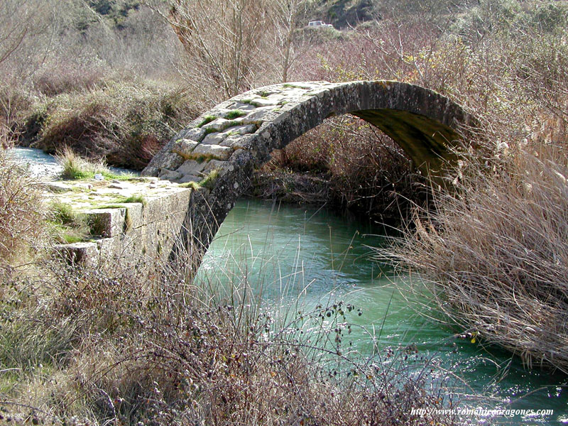 PUENTE ROMNICO DE CHIBLUCO, DESDE ORILLA IZQUIERDA DEL FLUMEN; POCO ANTES DE SU DESMONTE